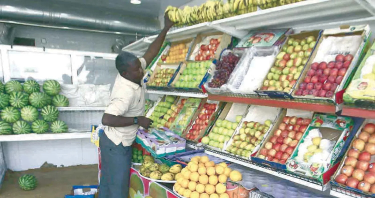 محل لبيع الخضر والفواكه في الخرطوم (أ.ف.ب)