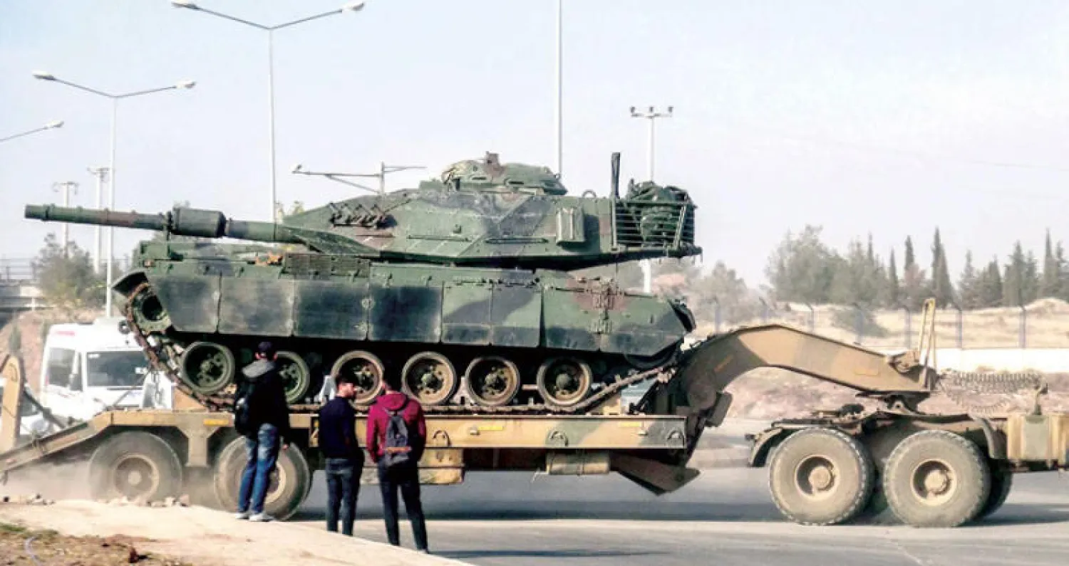 تعزيزات عسكرية تركية في طريقها إلى الحدود مع سوريا أمس (أ.ف.ب)