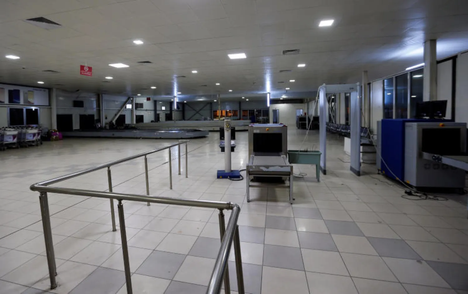 صالة مطار معيتيقة وهي خالية من المسافرين بعد أن هدأت الاشباكات مساء أمس (رويترز)