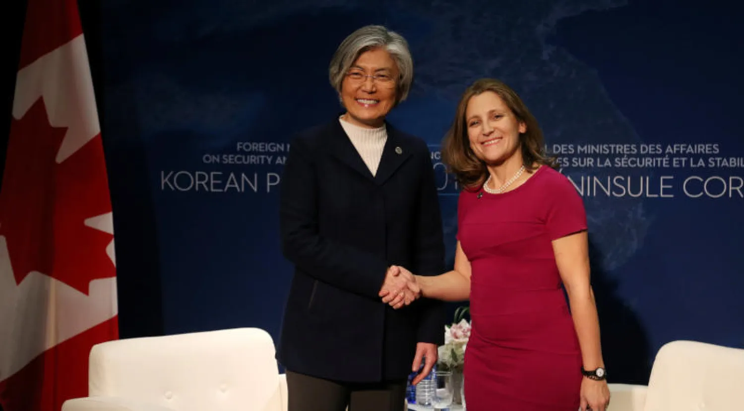 وزيرة الخارجية الكندية ونظيرتها الكورية الجنوبية خلال اجتماع قبيل القمة الدولية في فانكوفر بكندا (رويترز)