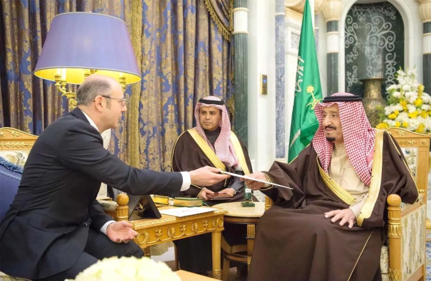 King Salman receiving a letter from President of Azerbaijan Ilham Aliyev. (SPA)