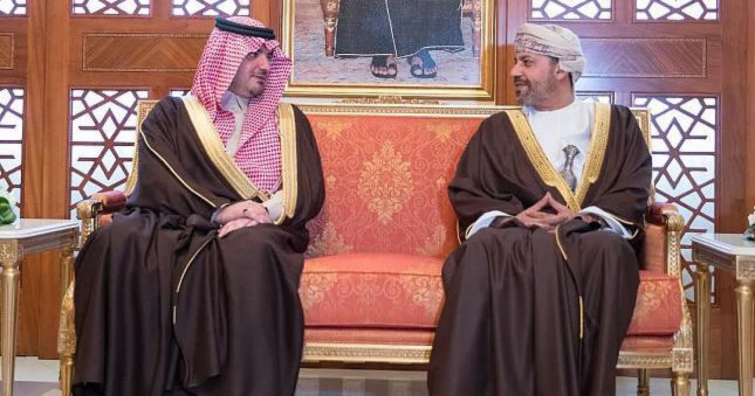 وزير الداخلية السعودي لدى لقائه نظيره العماني أمس (واس)