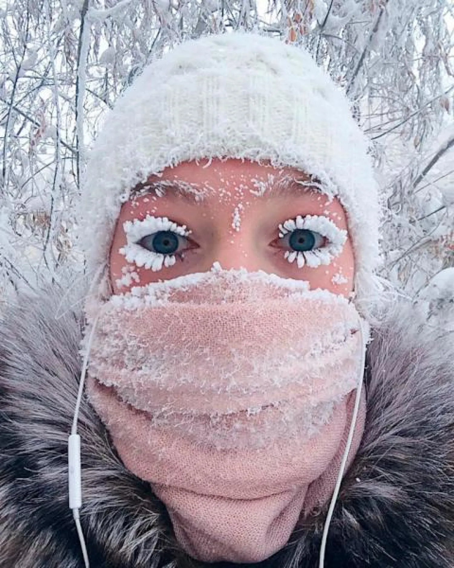 أحد السكان الأصليين في القرية الأكثر برودة في العالم (ذا صن) 
ثرمومتر القرية يسجل أدنى درجة حرارة (ديلي ميل) 
وجه مغطى بالثلوج في القرية (ديلي ميل) 
أحد السكان الأصليين من القرية الروسية الأكثر برودة في العالم (سيبريان تايمز)