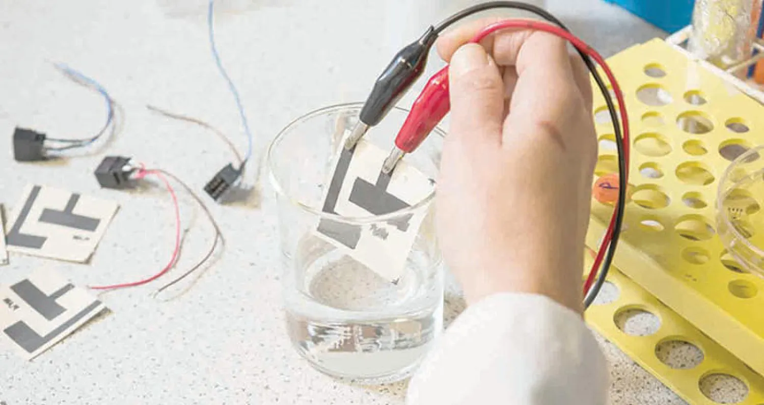 المجس الورقي الرقيق لكشف الملوثات (صورة من جامعة باث)