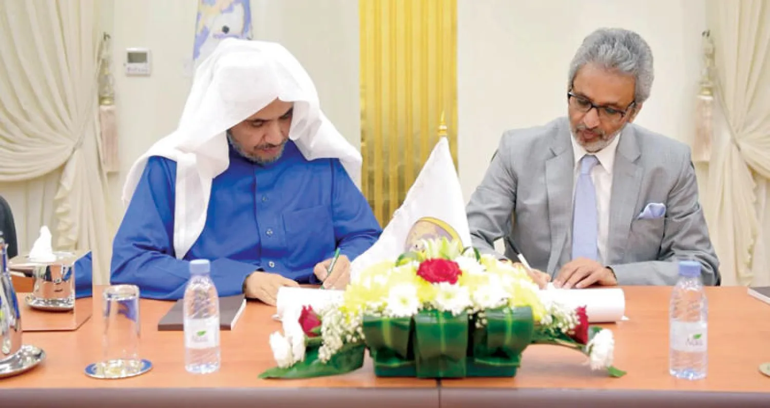 د. محمد العيسى لدى حضوره توقيع اتفاقية تعاون بين الرابطة ومجلس القادة الدينيين التي وقعها د. باوا جين من جانب المجلس (واس)