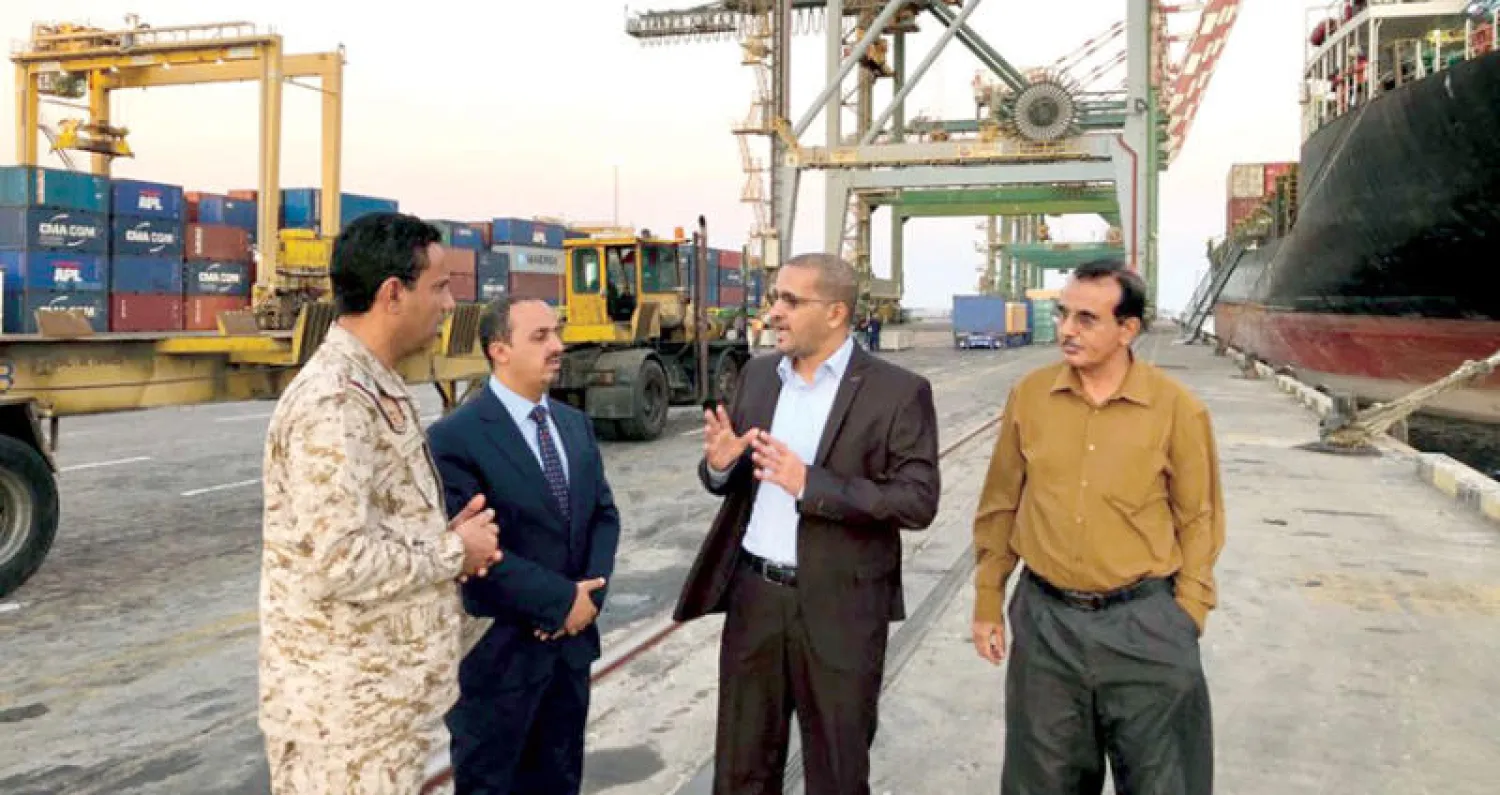 الإرياني والمالكي لدى تفقدهما ميناء عدن أمس (سبأ)