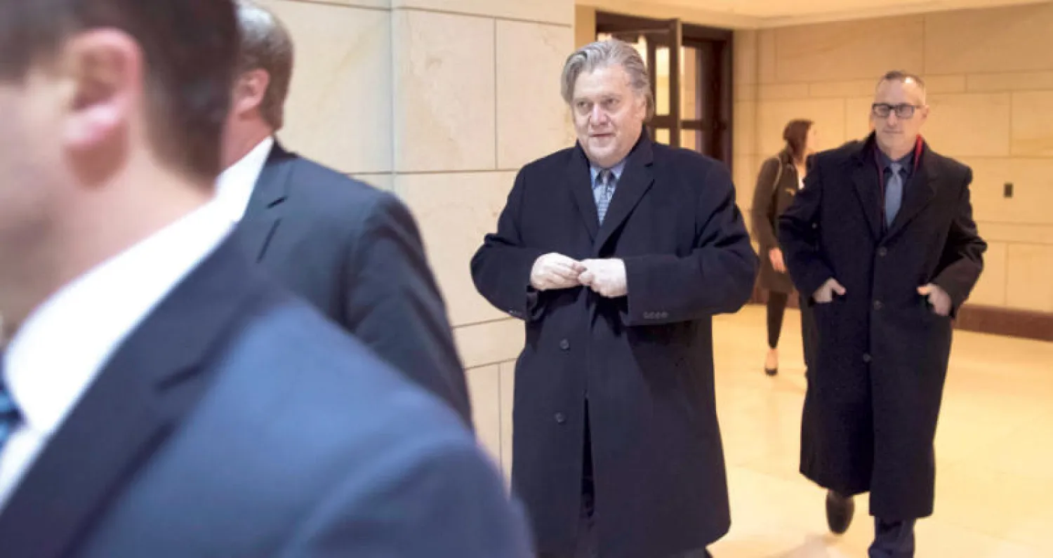 بانون يغادر مبنى الكونغرس بعد الإدلاء بإفادته أول من أمس (إ.ب.أ)