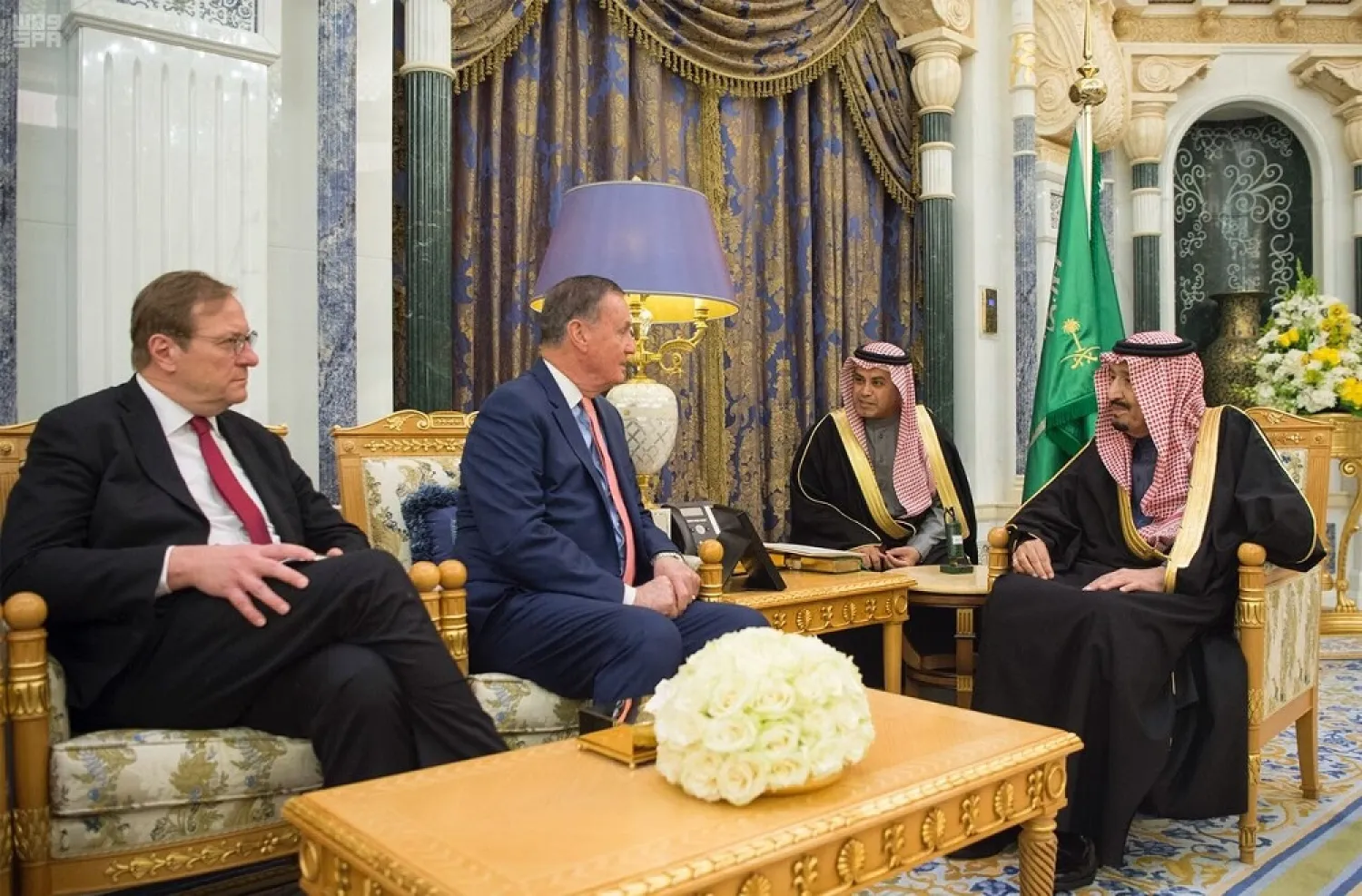 Custodian of the Two Holy Mosques King Salman bin Abdulaziz meets with Executive Chairman of Atlantic Council Frederick Kemp. (SPA)