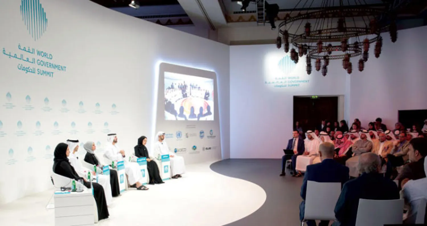 القرقاوي مع عدد من الوزراء خلال حوار حول القمة العالمية للحكومات الذي أقيم أمس في دبي («الشرق الأوسط»)