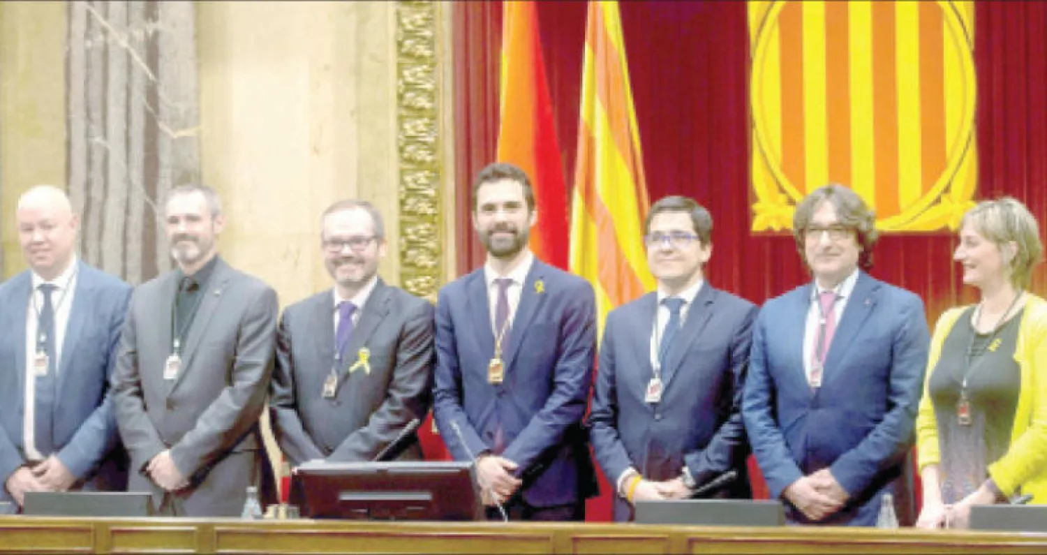 روجير تورينت رئيس البرلمان الجديد متوسطاً النواب ودعوات لمدريد بوقف تفعيل المادة 155 (إ.ب.أ)