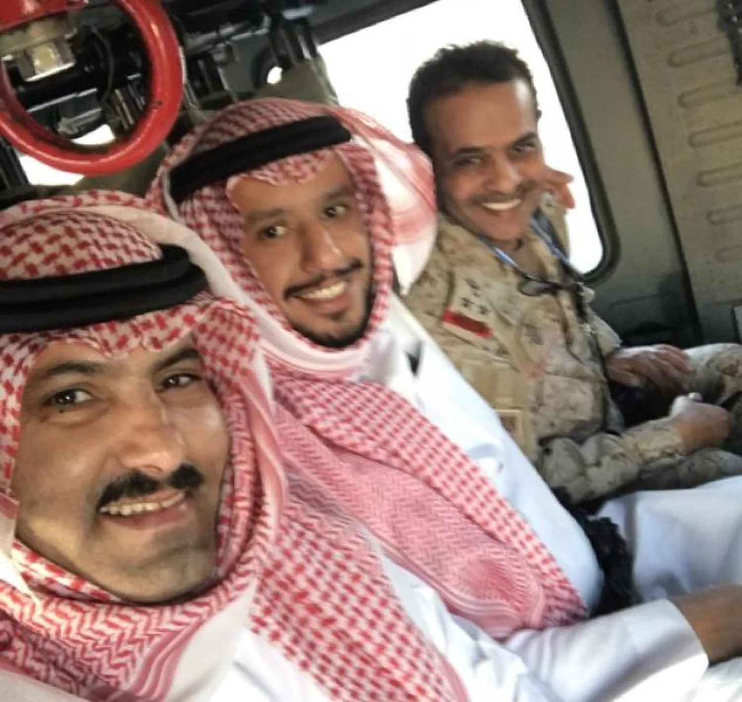 خلال جولة بإحدى طائرات التحالف فوق اليمن (حساب السفير على تويتر)