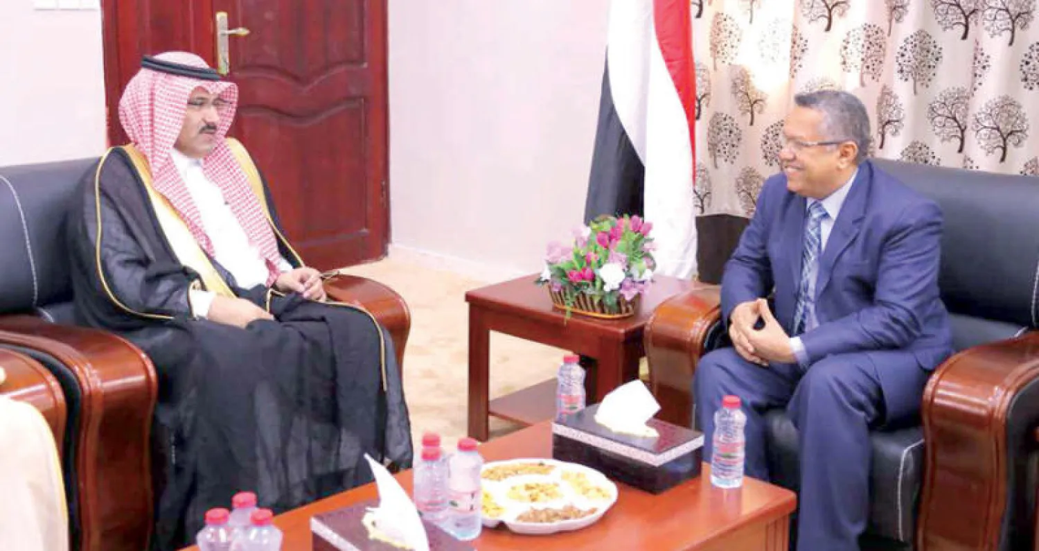 الدكتور أحمد بن دغر لدى استقباله السفير محمد آل جابر في عدن أمس (سبأ)