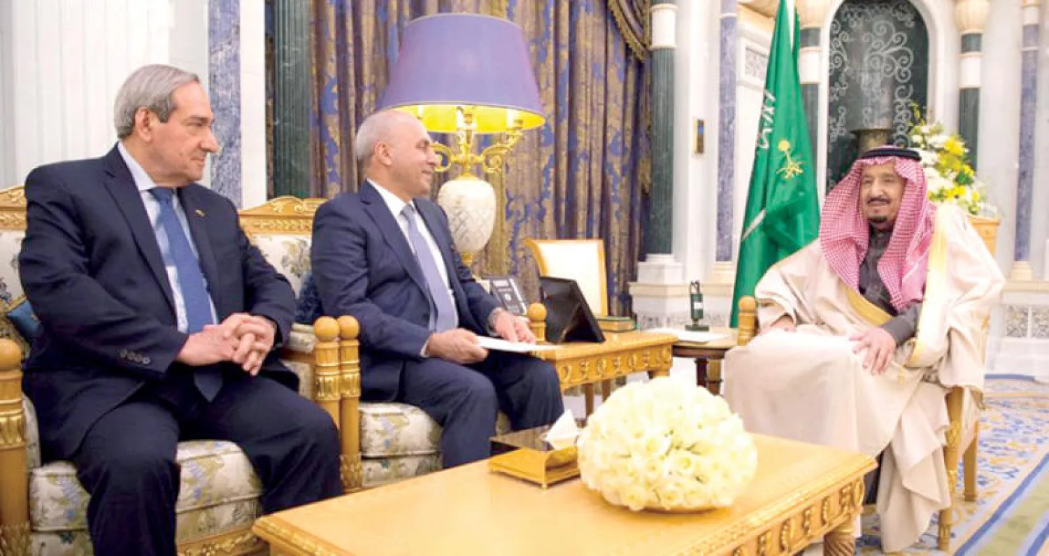 الملك سلمان بن عبد العزيز لدى استقباله وزير التجارة العراقي في الرياض أمس (واس)