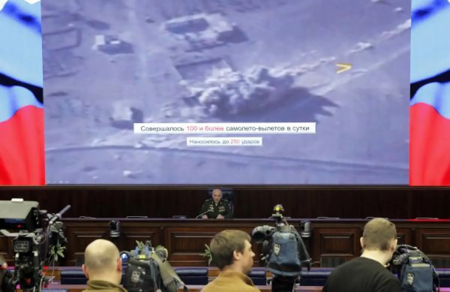 مسؤول عسكري روسي يستعرض مشاركة القوات الروسية في الحرب على داعش. (أرشيفية - إ.ب.أ)