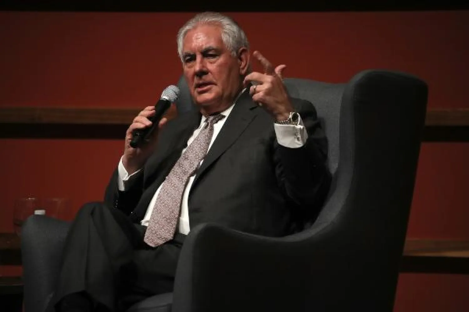 تيلرسون قال إن الانسحاب التام للأميركيين من سوريا في هذه المرحلة سيساعد الأسد على مواصلة تعذيب شعبه (أ.ف.ب)