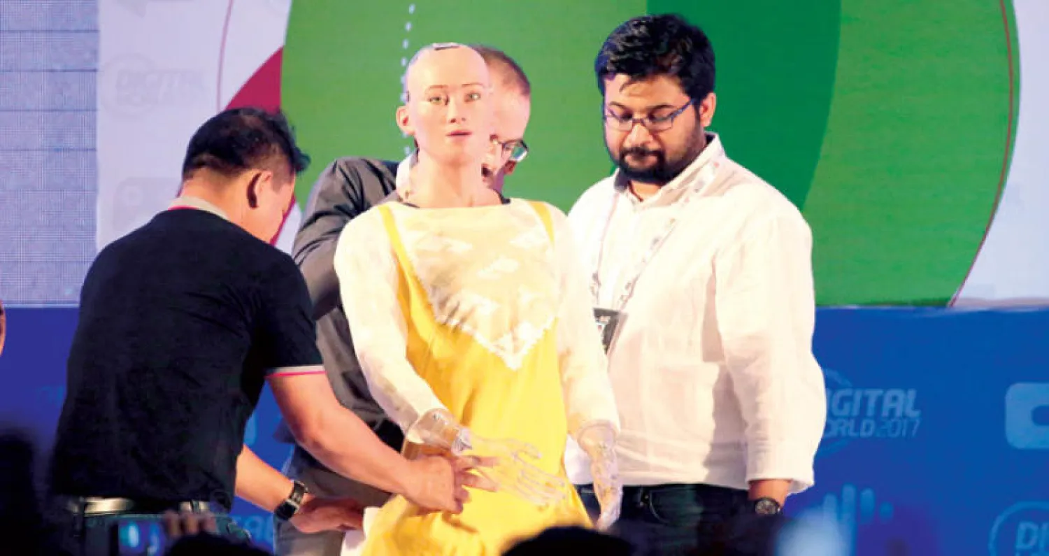 بدأ الروبوت صوفيا في المسير ببطء شديد للمرة الأولى في لاس فيغاس الأسبوع الماضي خلال معرض إلكترونيات المستهلكين التجاري (إ.ب.أ)