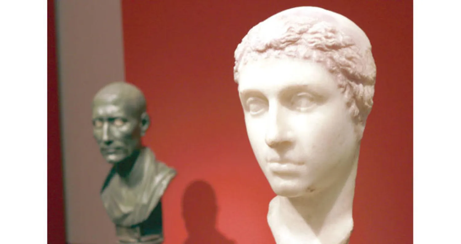 تمثال نصفي لكليوباترا وفي الخلف تمثال ليوليوس قيصر في معرض ببرلين