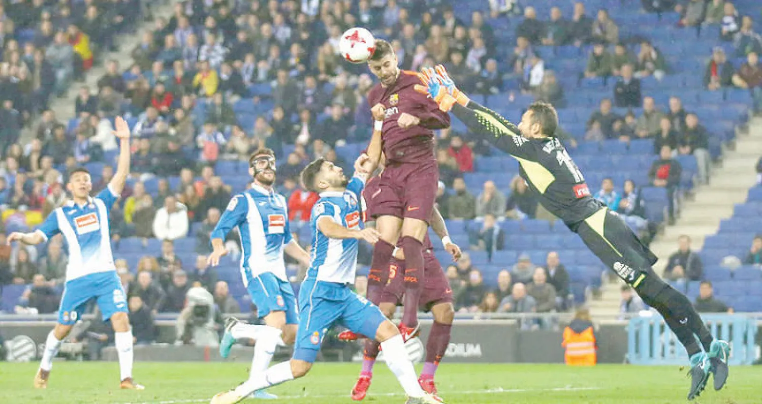 مواجهة إسبانيول أنهت مسيرة برشلونة الخالية من الهزائم على مدار 29 مباراة (رويترز)