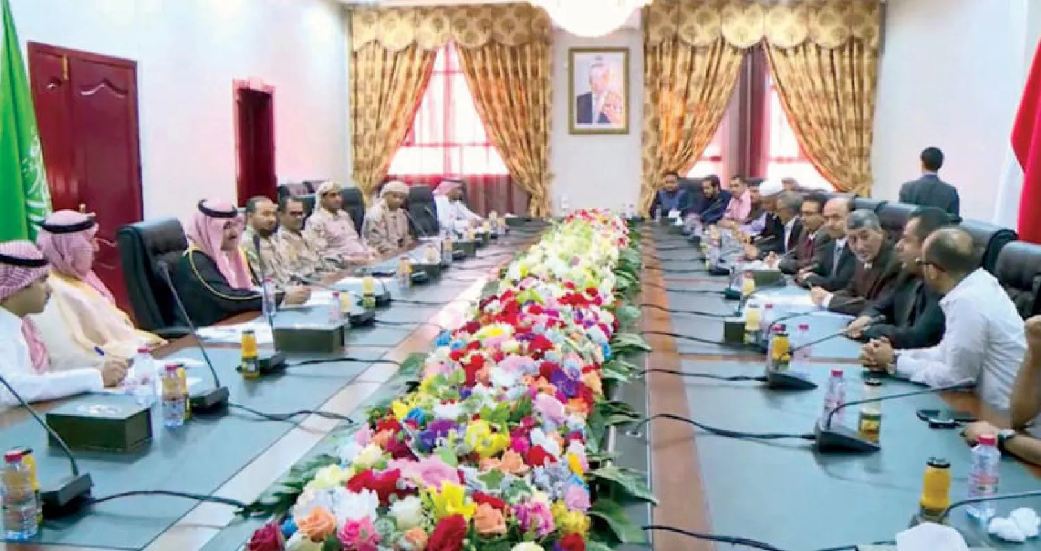 السفير محمد آل جابر لدى انعقاد اجتماع تجاري في عدن أمس (حساب السفير السعودي في «تويتر»)