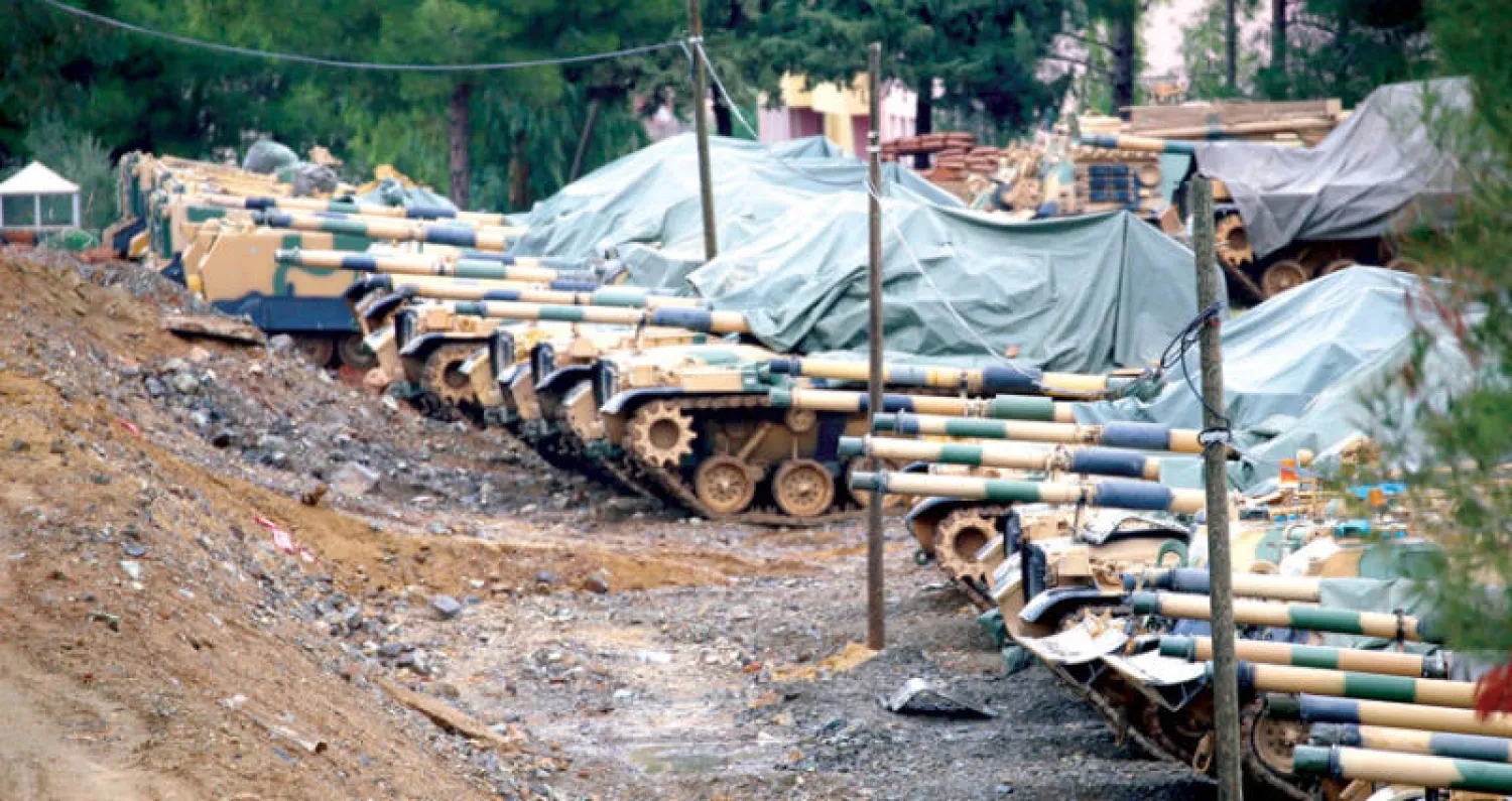 دبابات للجيش التركي تتموضع على الحدود قبالة مدينة عفرين في الشمال السوري أمس (غيتي)