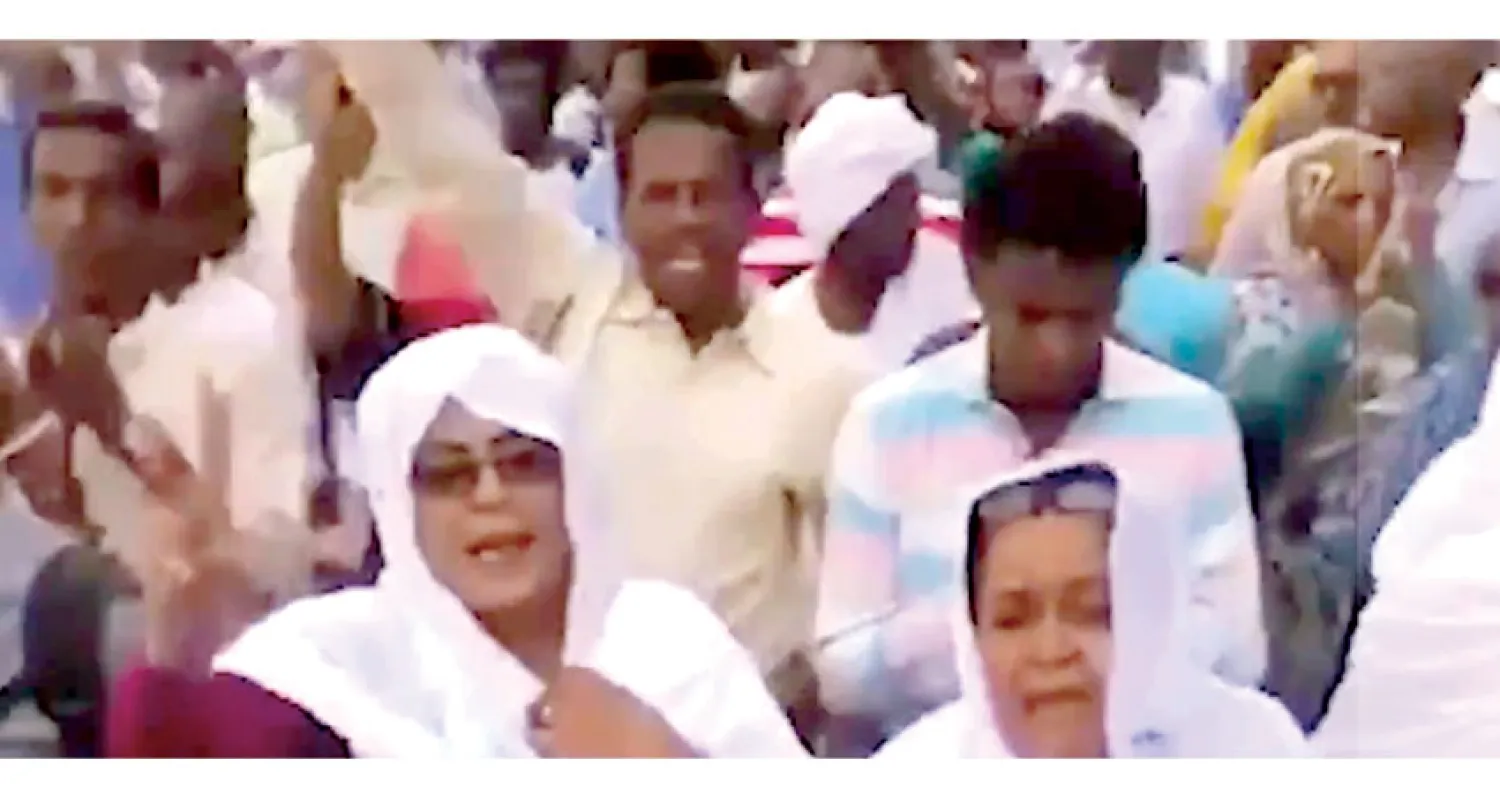  صورة من مواقع التواصل الاجتماعي لمظاهرات شهدتها العاصمة الخرطوم أمس