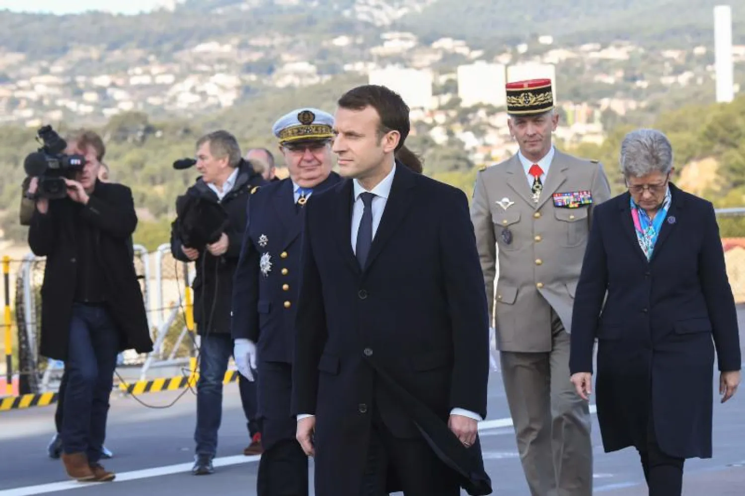 الرئيس الفرنسي على ظهر السفينة الهجومية وحاملة المروحيات «ميسترال» بقاعدة طولون البحرية (أ.ف.ب)