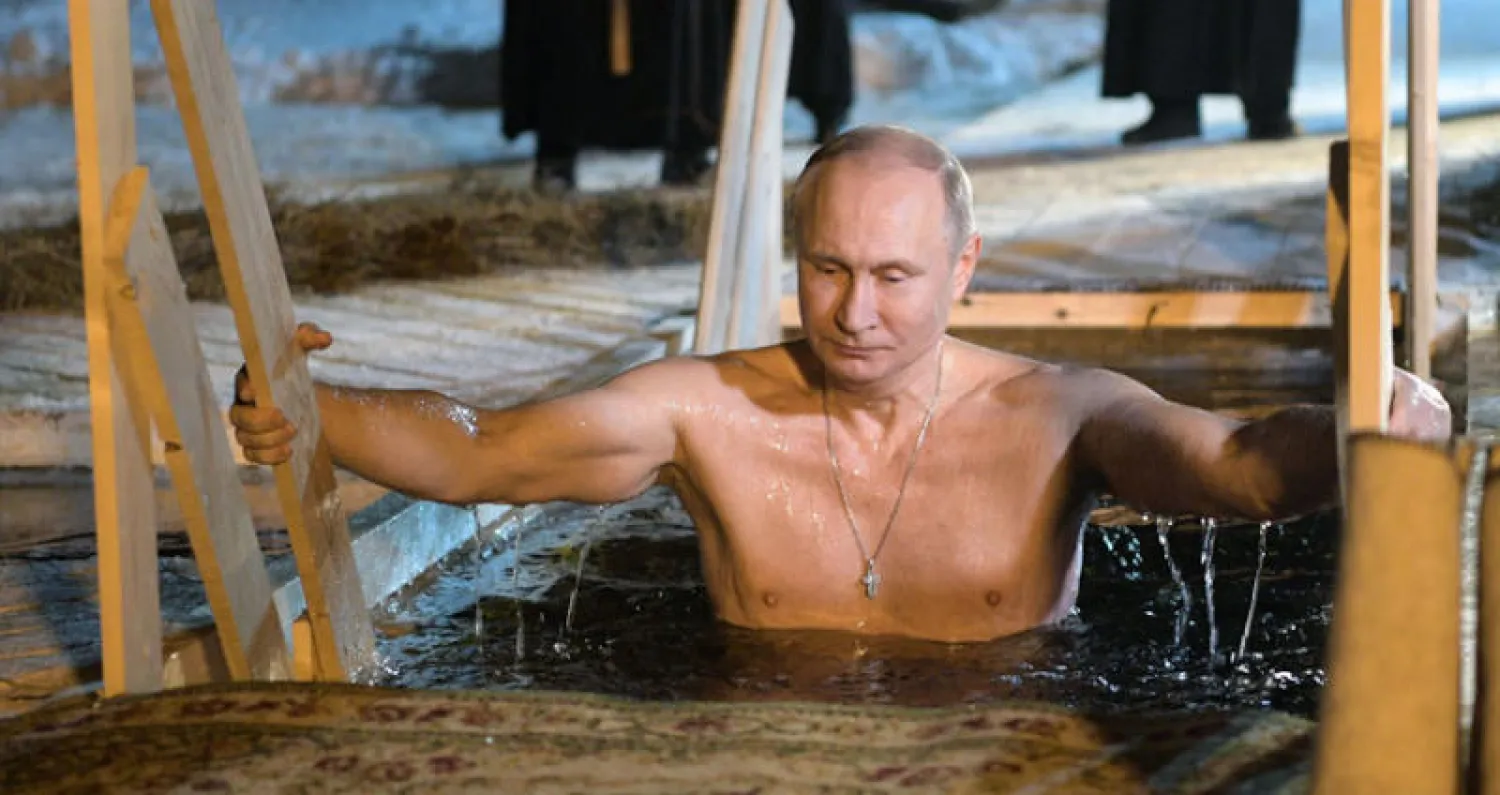 الرئيس فلاديمير بوتين يستعد للغوص في مياه بحيرة سيليغر المثلجة حيث تصل درجة الحرارة إلى 6 تحت الصفر (أ.ف.ب)