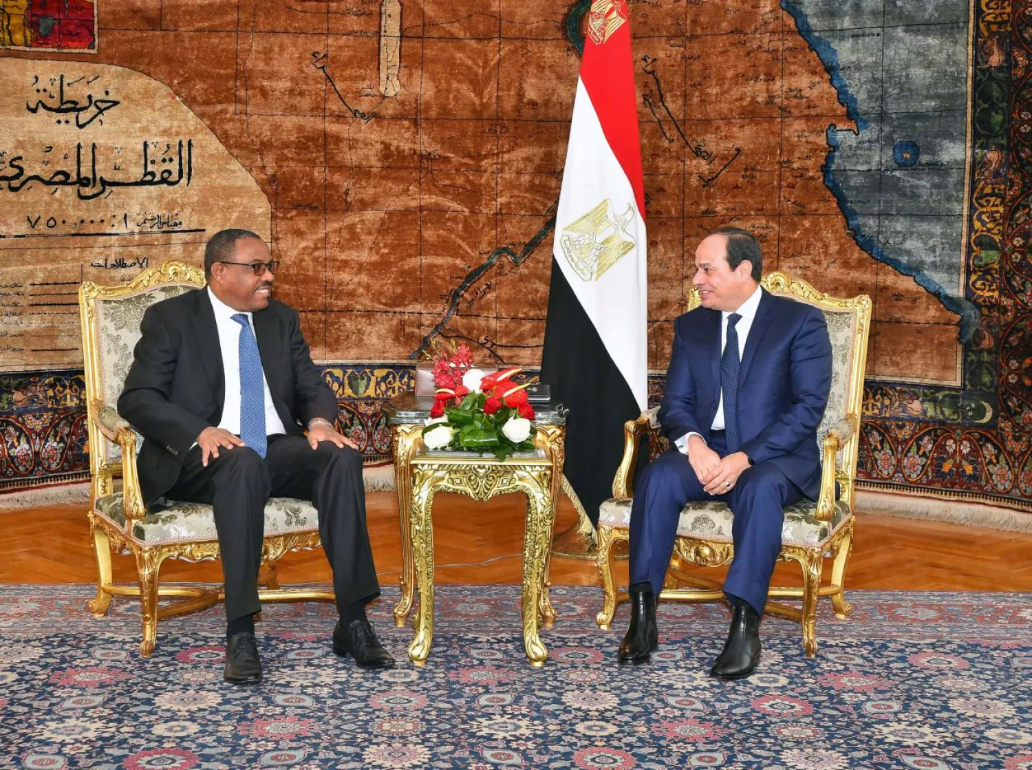 Egyptian President Abdel Fattah el-Sisi (R) and Ethiopian Prime Minister Hailemariam Desalegn talk during their meeting in the Egyptian Presidential Palace in Cairo, Egypt, January 18, 2018 in this handout picture courtesy of the Egyptian Presidency. The Egyptian Presidency/Handout via REUTERS 