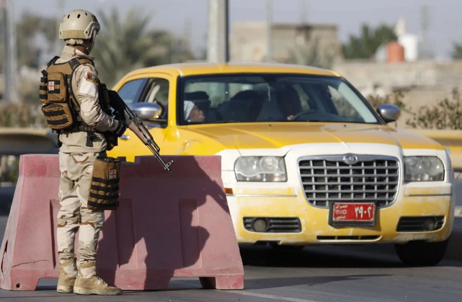 Iraqi soldiers control one of several checkpoints they set up along the main 50 kilometer road between the area of Karmat Ali on the northern outskirts of Basra and the town of al-Dayr on January 13, 2018. HAIDAR MOHAMMED ALI / AFP
