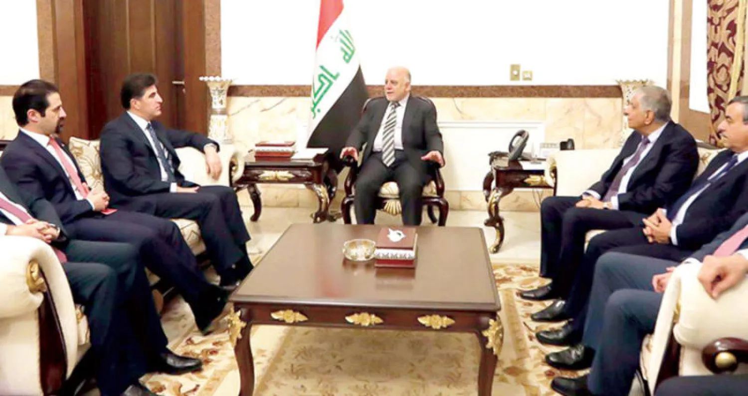 صورة وزعتها رئاسة مجلس الوزراء العراقي لرئيس الوزراء حيدر العبادي لدى استقباله أمس رئيس حكومة إقليم كردستان نيجيرفان بارزاني والوفد المرافق له (أ.ف.ب)