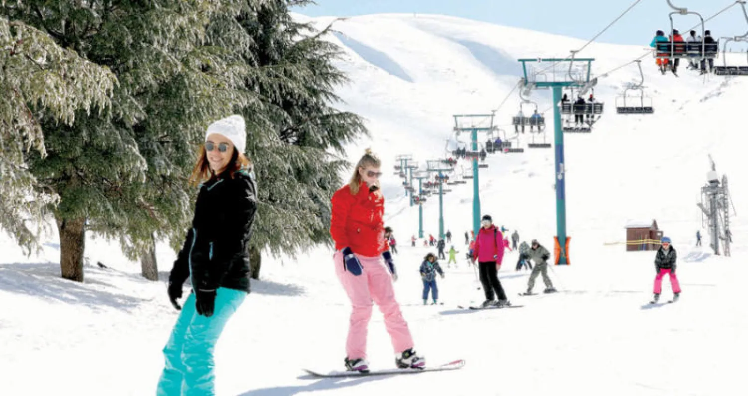 متزلجون في منتجع كفرذبيان في كسروان (لبنان) أمس (رويترز)