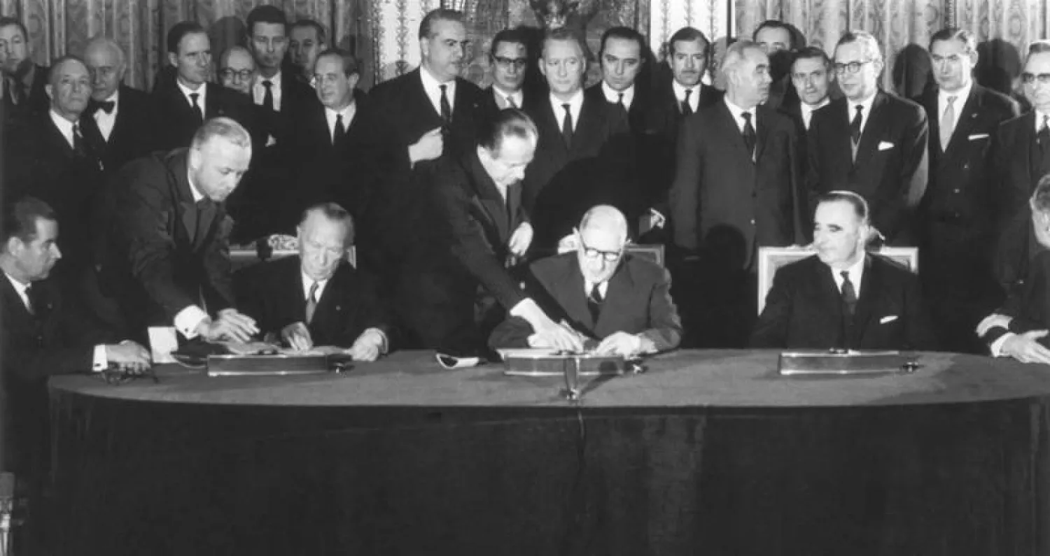 توقيع ميثاق الإليزيه بعد الحرب العالمية الثانية بين الرئيس الفرنسي شارل ديغول والمستشار الألماني الأول كونراد أديناور سنة 1963 (غيتي)