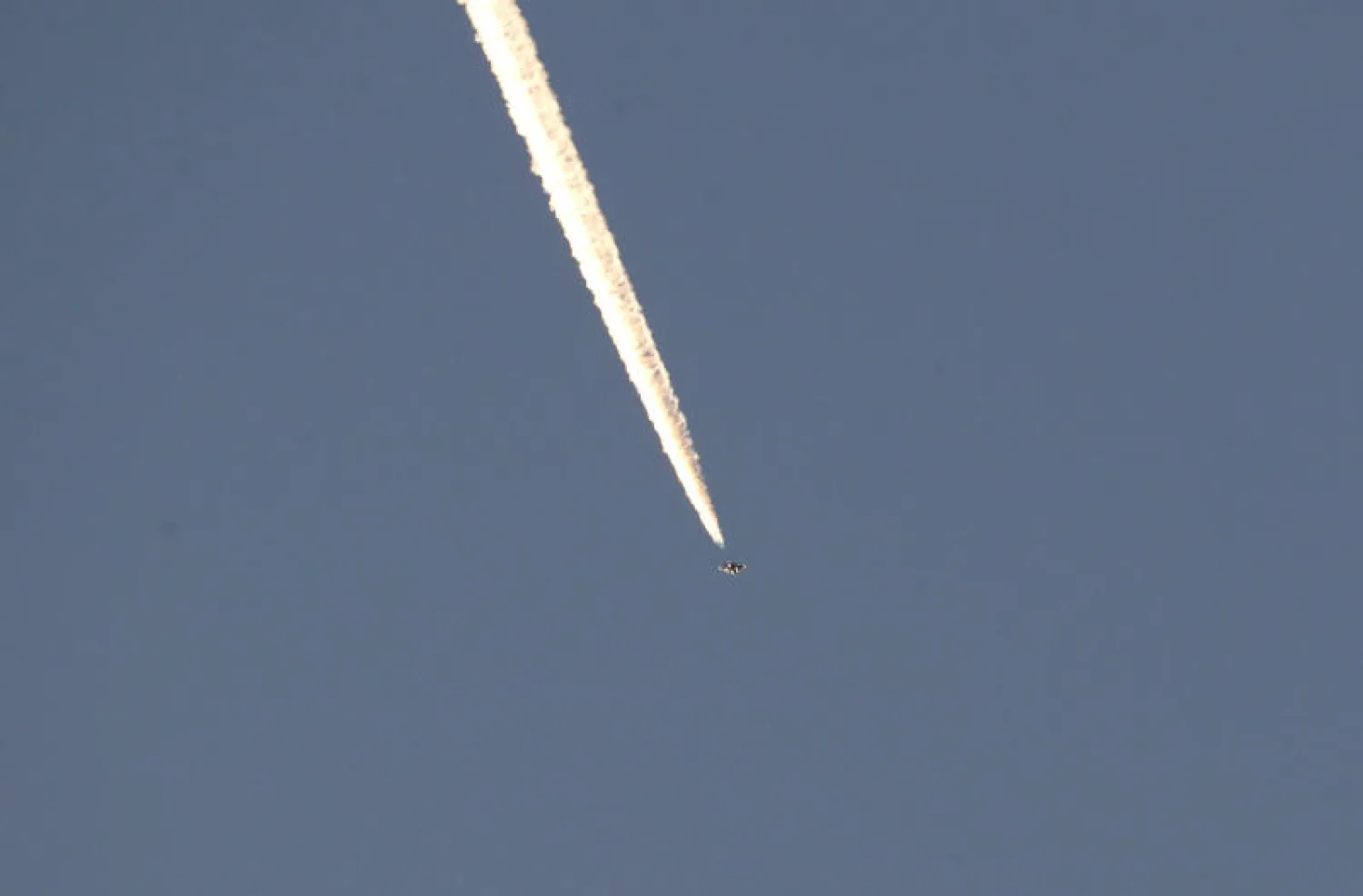 مقاتلة تركية تحلق فوق بلدة هاتاي على الحدود السورية (رويترز)