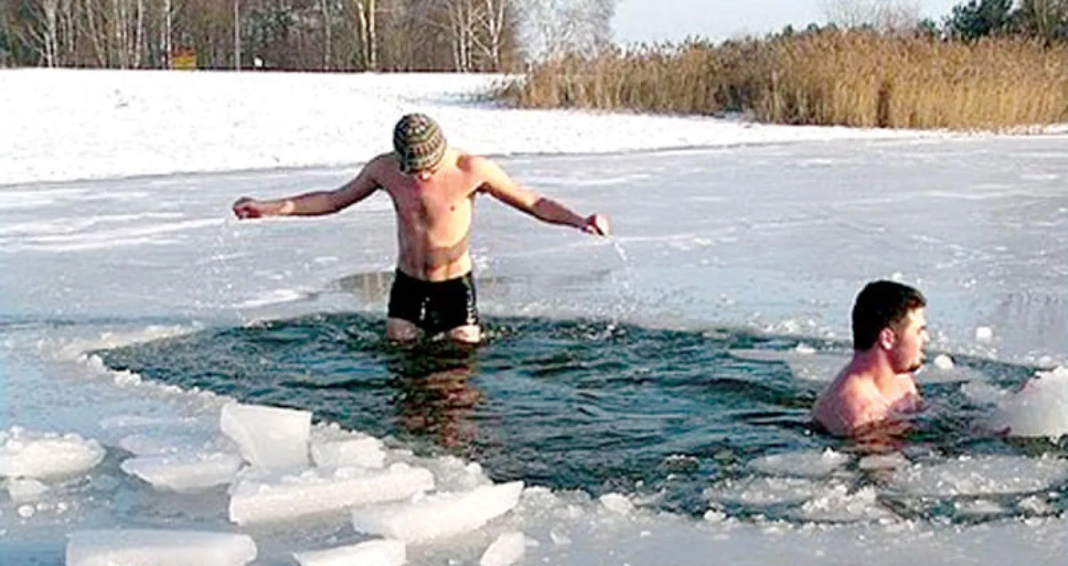 الروس يتعمدون النزول في الشتاء إلى مياه الأنهر والبحيرات