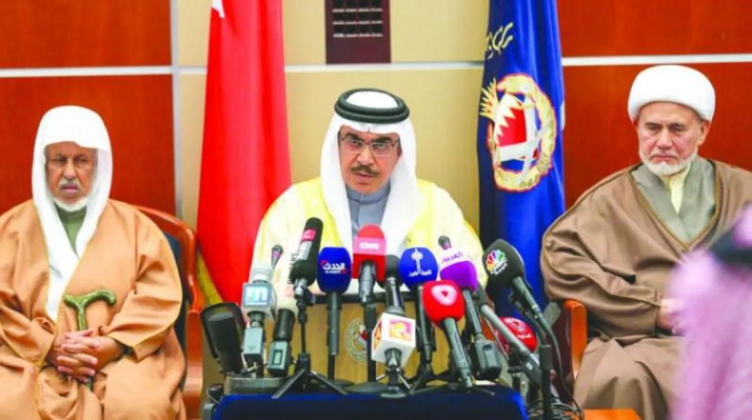 الفريق الركن الشيخ راشد بن عبد الله آل خليفة وزير الداخلية البحريني خلال لقاء سابق جمعه بحشود بحرينية دينية وعلمية وتجارية («الشرق الأوسط»)