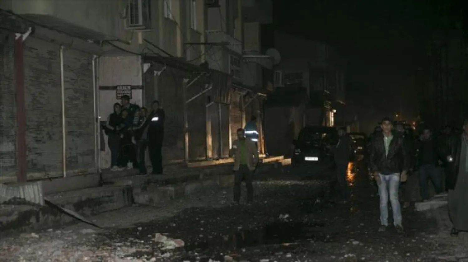 سقوط قذيفة صاروخية على مبنى سكني بقضاء ريحانلي بولاية هطاي جنوب تركيا (الأناضول)