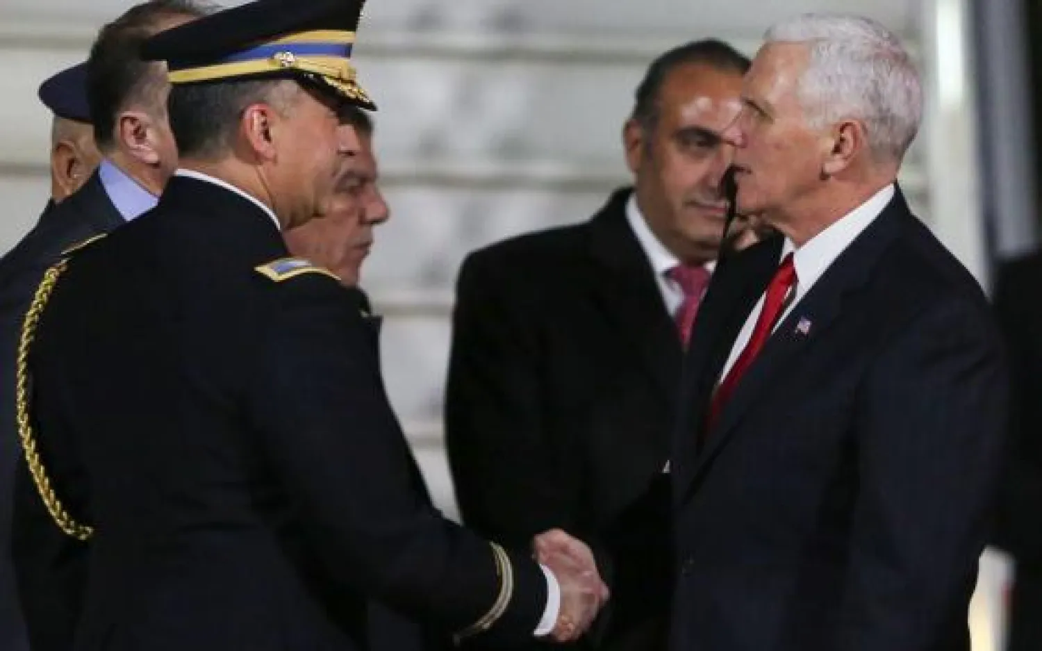 نائب الرئيس الأميركي مايك بينس يصافح المسؤولين الأردنيين لدى وصوله إلى العاصمة عمان (أ.ف.ب)