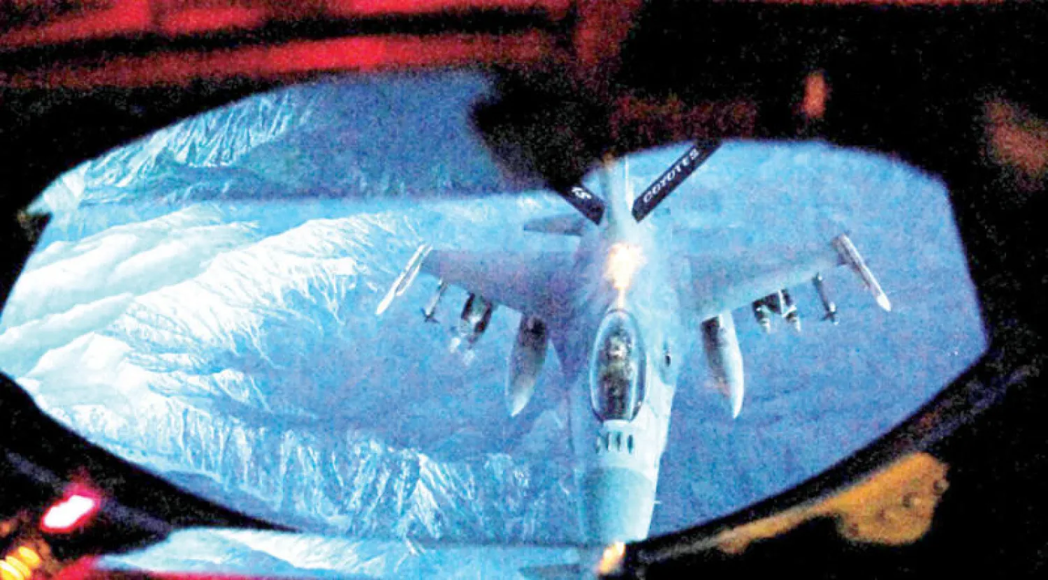 طائرة «إف 16» أميركية يتم تموينها في سماء قاعدة باغرام في أفغانستان من طائرة إمداد قبل أن تواصل غاراتها الضاربة على مواقع طالبان (واشنطن بوست)