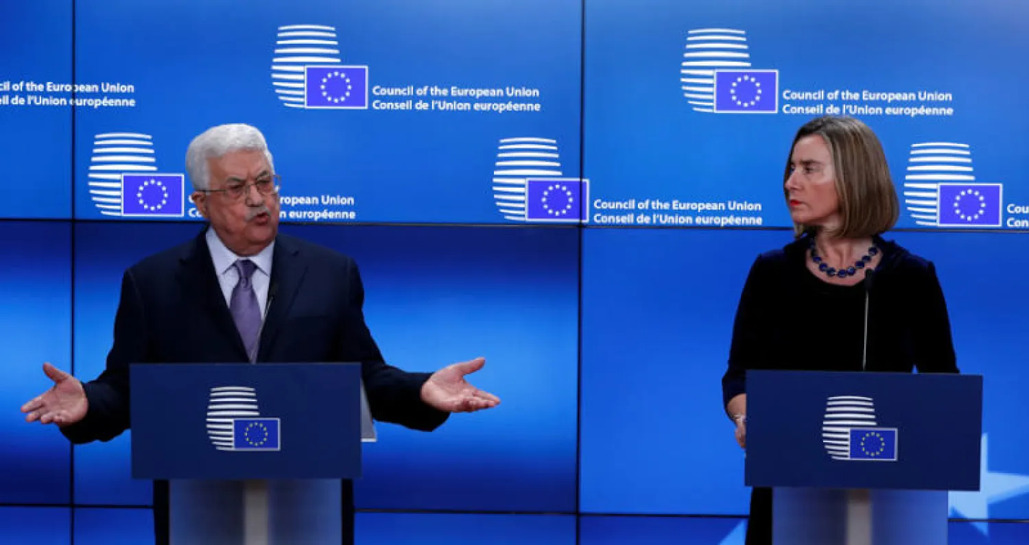 الرئيس محمود عباس ومنسقة السياسة الخارجية الأوروبية فيديريكا موغيريني خلال مؤتمرهما الصحافي في بروكسل أمس (رويترز)