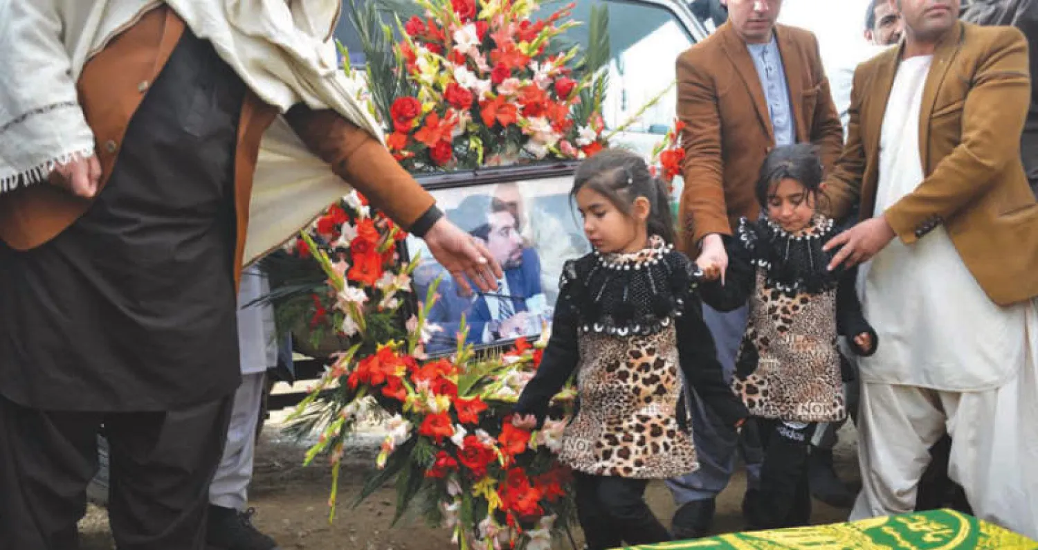 عائلة الأفغاني أحمد فرزان عضو «مجلس السلام الأعلى» خلال تشييع جثمانه أمس في العاصمة كابل (أ.ف.ب)