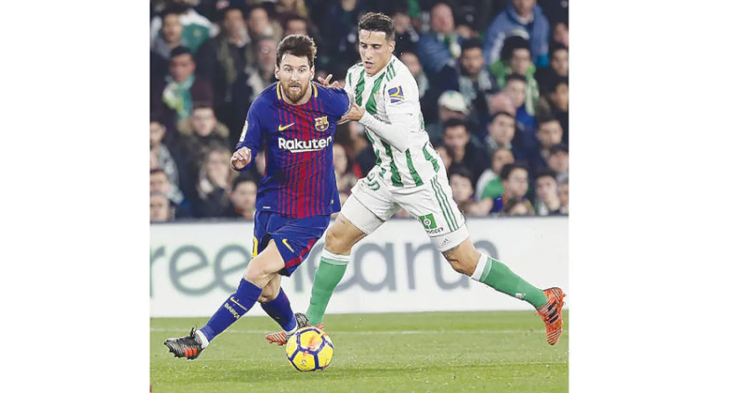 ميسي أبدع أمام بيتيس وسجل هدفين من خماسية برشلونة (إ.ب.أ)
