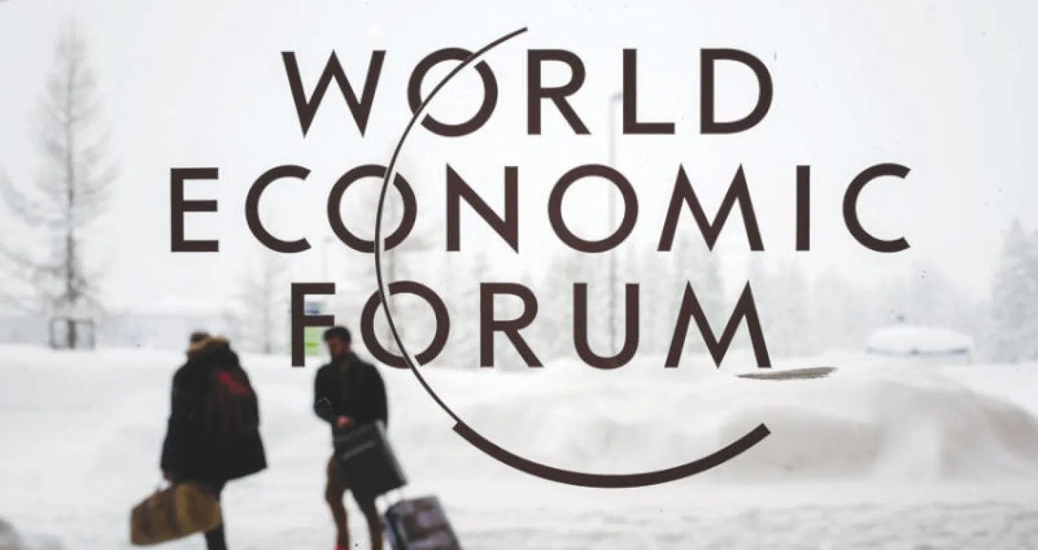 الثلوج تساقطت بغزارة في أرجاء بلدة دافوس السويسرية قبيل التئام المنتدى الاقتصادي العالمي ابتداء من اليوم (أ.ف.ب)