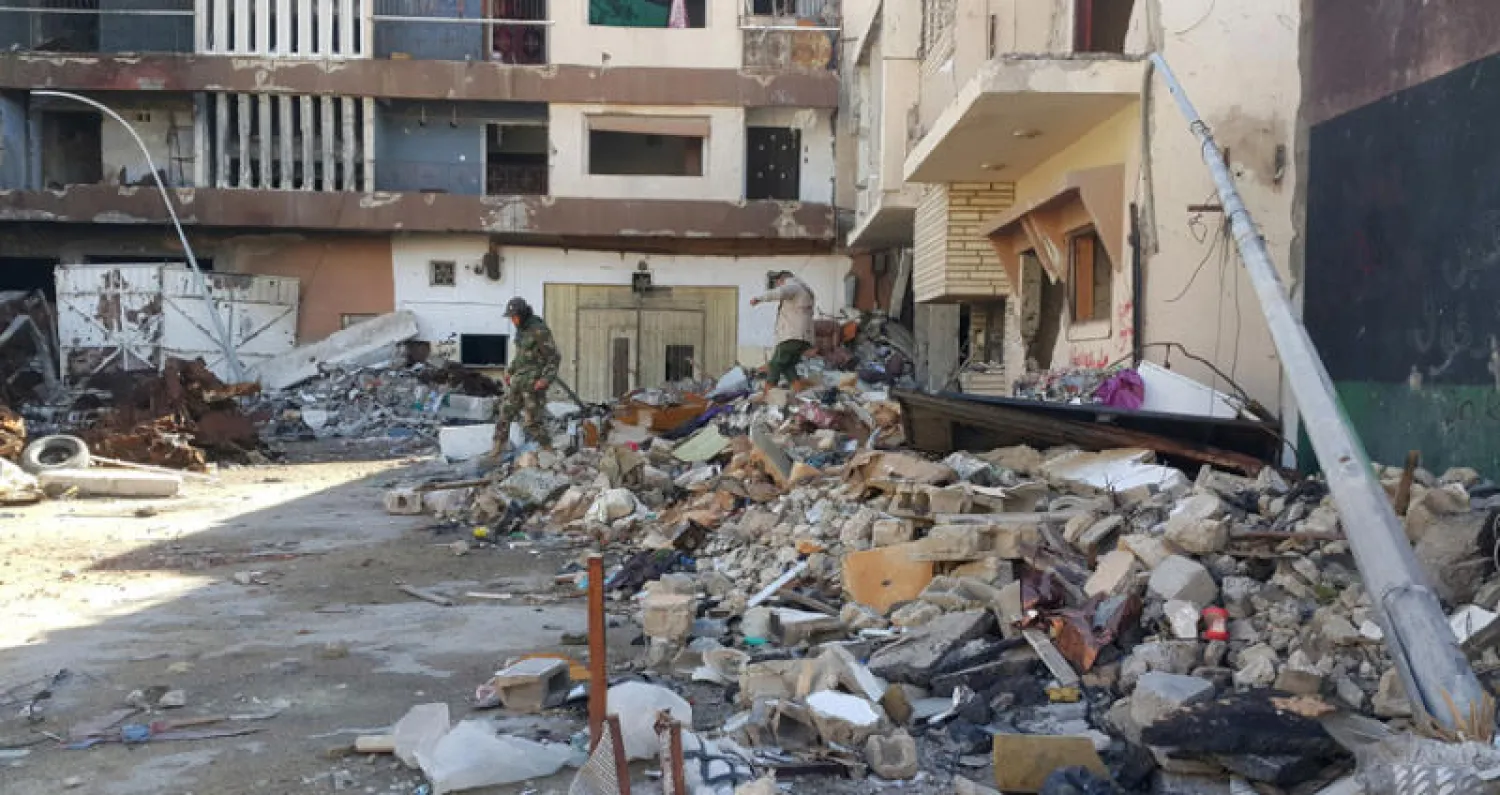 جنديان في الجيش الوطني الليبي خلال حملة لنزع الألغام في مدينة بنغازي بعد طرد جماعات متشددة منها (رويترز)