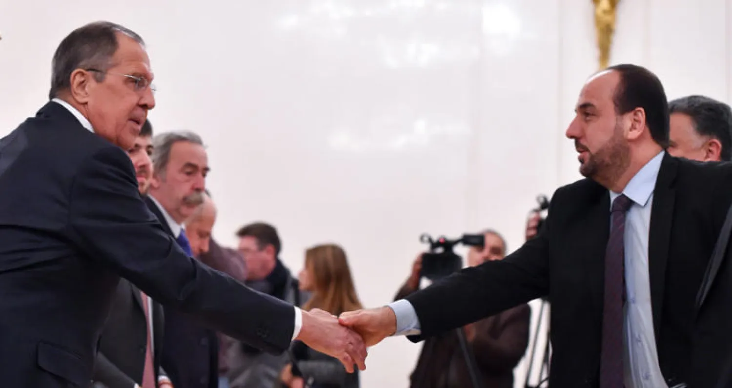 لافروف ورئيس «الهيئة التفاوضية» المعارضة نصر الحريري في موسكو أمس (أ ف ب)