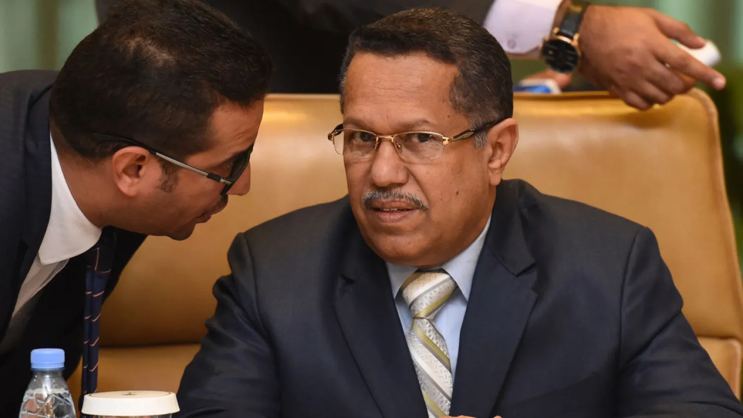 Yemeni Prime Minister Ahmed bin Dagher (R) listens to his aide during a cabinet meeting of Yemeni ministerial council held in the Saudi capital Riyadh, on May 18, 2016. AFP PHOTO / FAYEZ NURELDINE