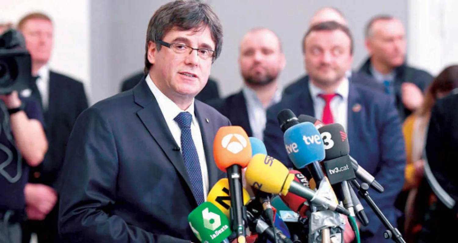 زعيم إقليم كاتالونيا المعزول أثناء مؤتمر صحافي في الدنمارك بعد لقائه بنواب في كوبنهاغن (أ.ف.ب)