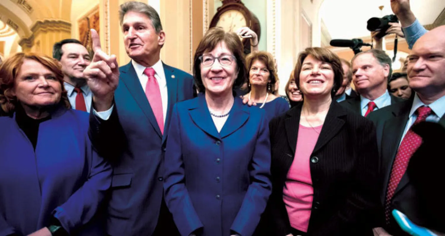 عدد من الشيوخ يحتفلون بعد التصويت في المجلس لصالح القرار (أ.ب)