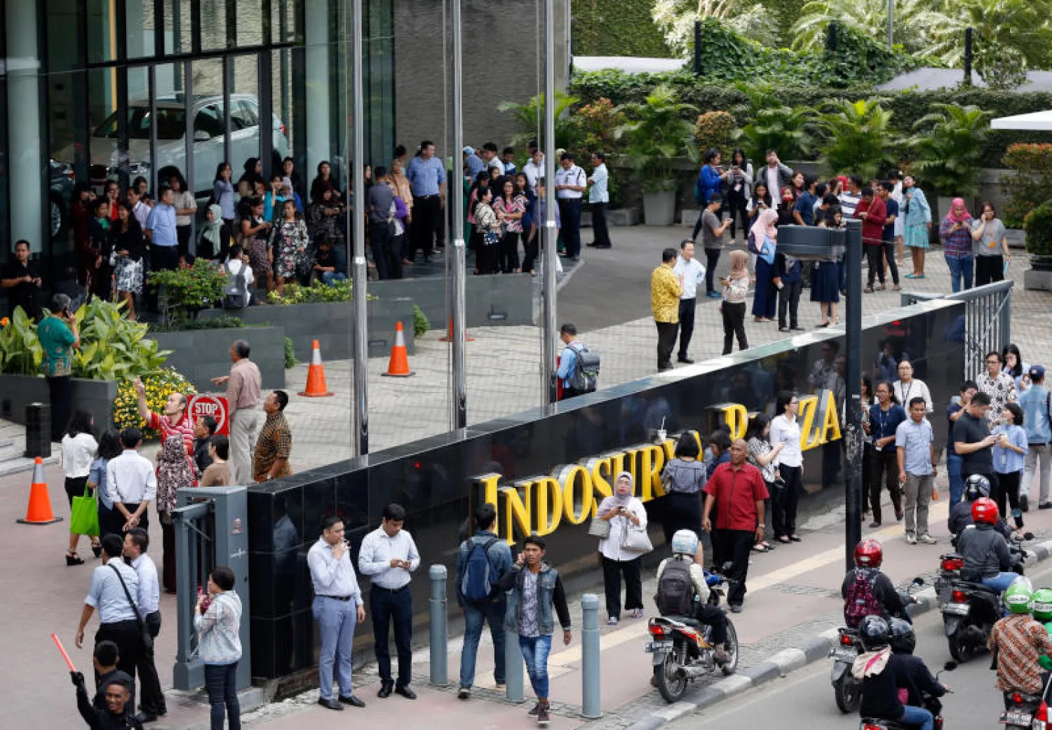 موظفون يخلون المباني في جاكرتا (رويترز)