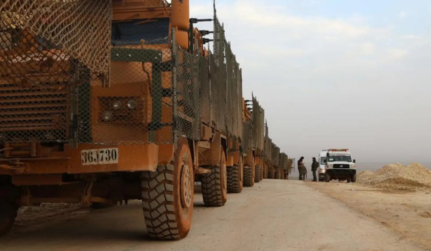 مجموعة من الجنود الأتراك حول منطقة جبل برسايا بالقرب من الحدود التركية - السورية (أ.ف.ب)