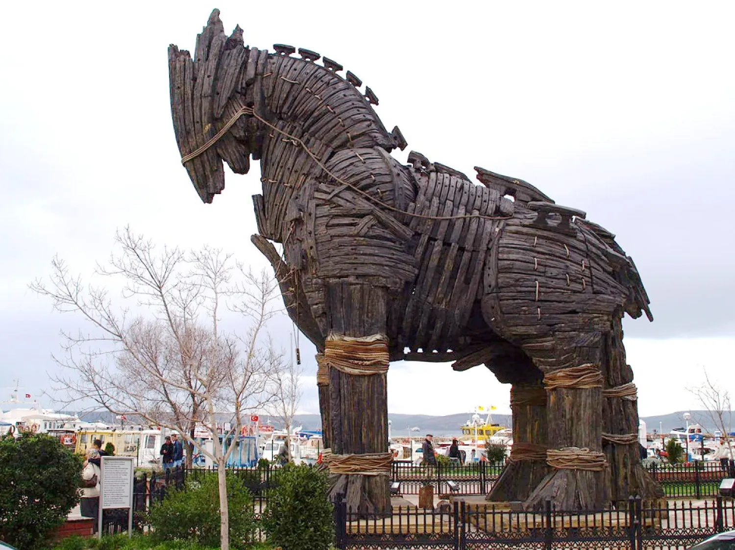 The horse sculpture in the Hollywood movie ‘Troy’ is seen in Çanakkale, Turkey. (AFP)
